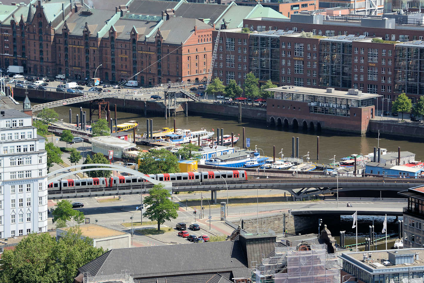 7963 Binnenhafen in Hamburg - eine Hochbahn fährt Richtung Baumwall | Binnenhafen - historisches Hafenbecken in der Hamburger Altstadt.